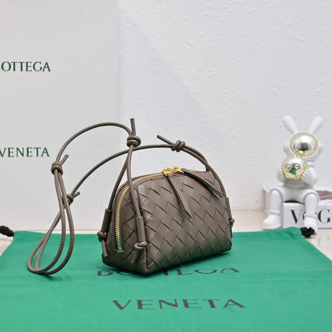 Batch 1260 #Bv The new Concert pouch is the most beautiful and practical mini bag I have ever seen 🎈 The bag body adopts the classic lntrecciato weaving process✅ It is equipped with a leather double-headed zipper, the opening is wide, easy to take and put, the shoulder strap knot can be slid to adjust the length freely, that is, 🉑️crossbody/underarm, and can be used as a clutch bag. Small body, large capacity, so practical! The key is that it is extremely versatile! Come and buy this small, exquisite, beautiful and versatile bag 👍 Model: 4258 Size: 18.5*11.5*8.5